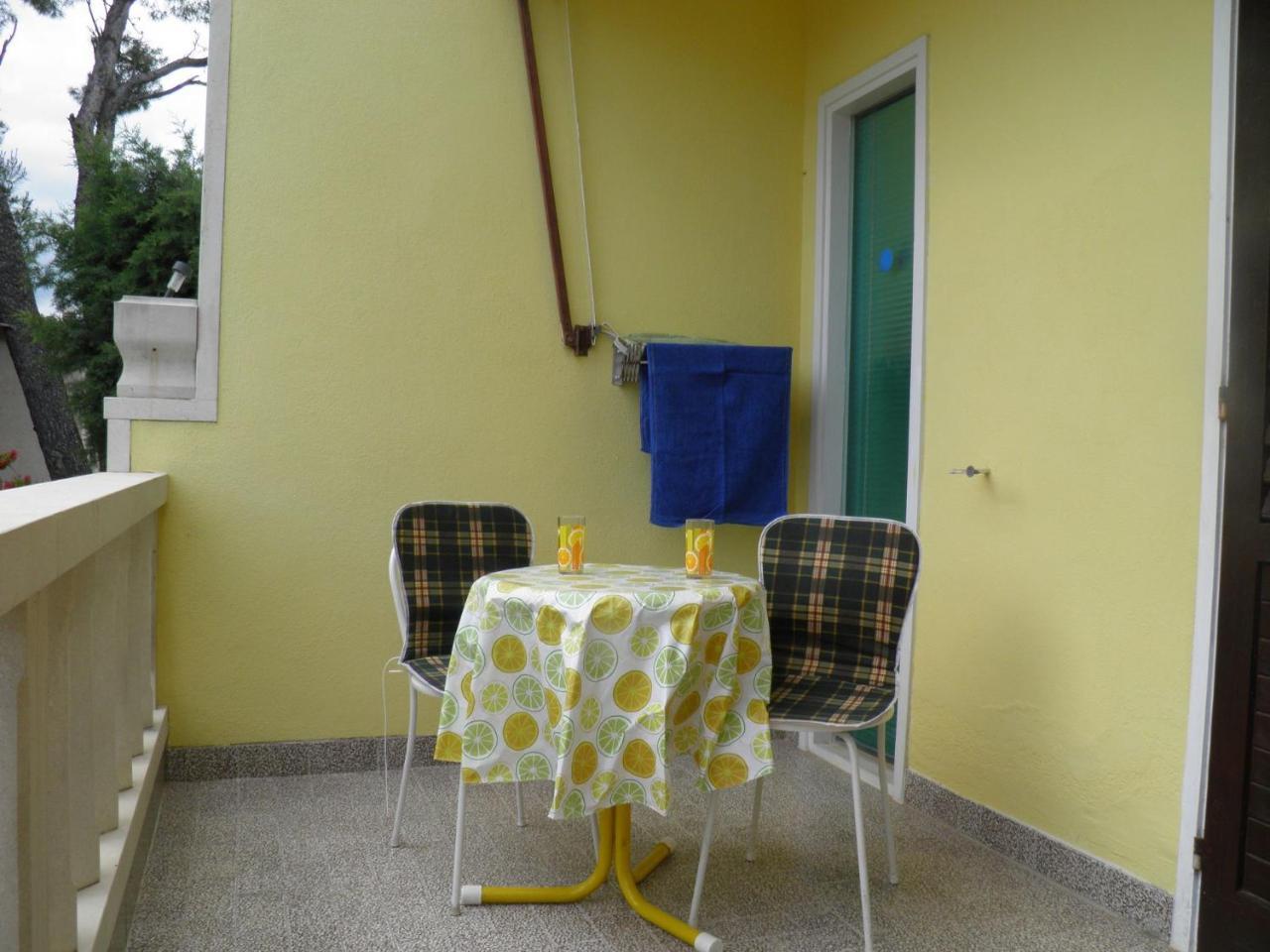 Apartments Angela - With Beautiful Courtyard Brela Exterior photo
